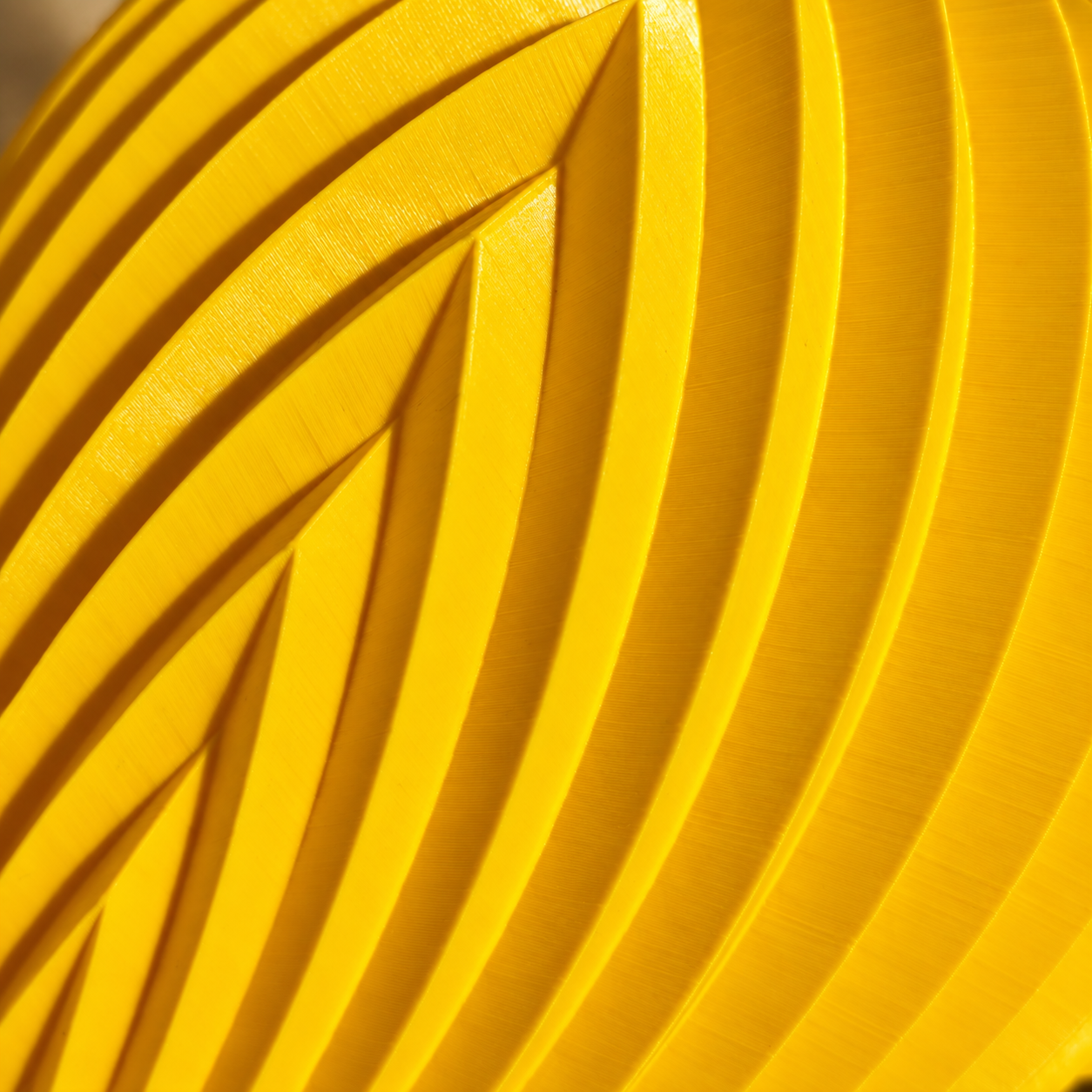Vase jaune imprimé en 3D, détail de surface