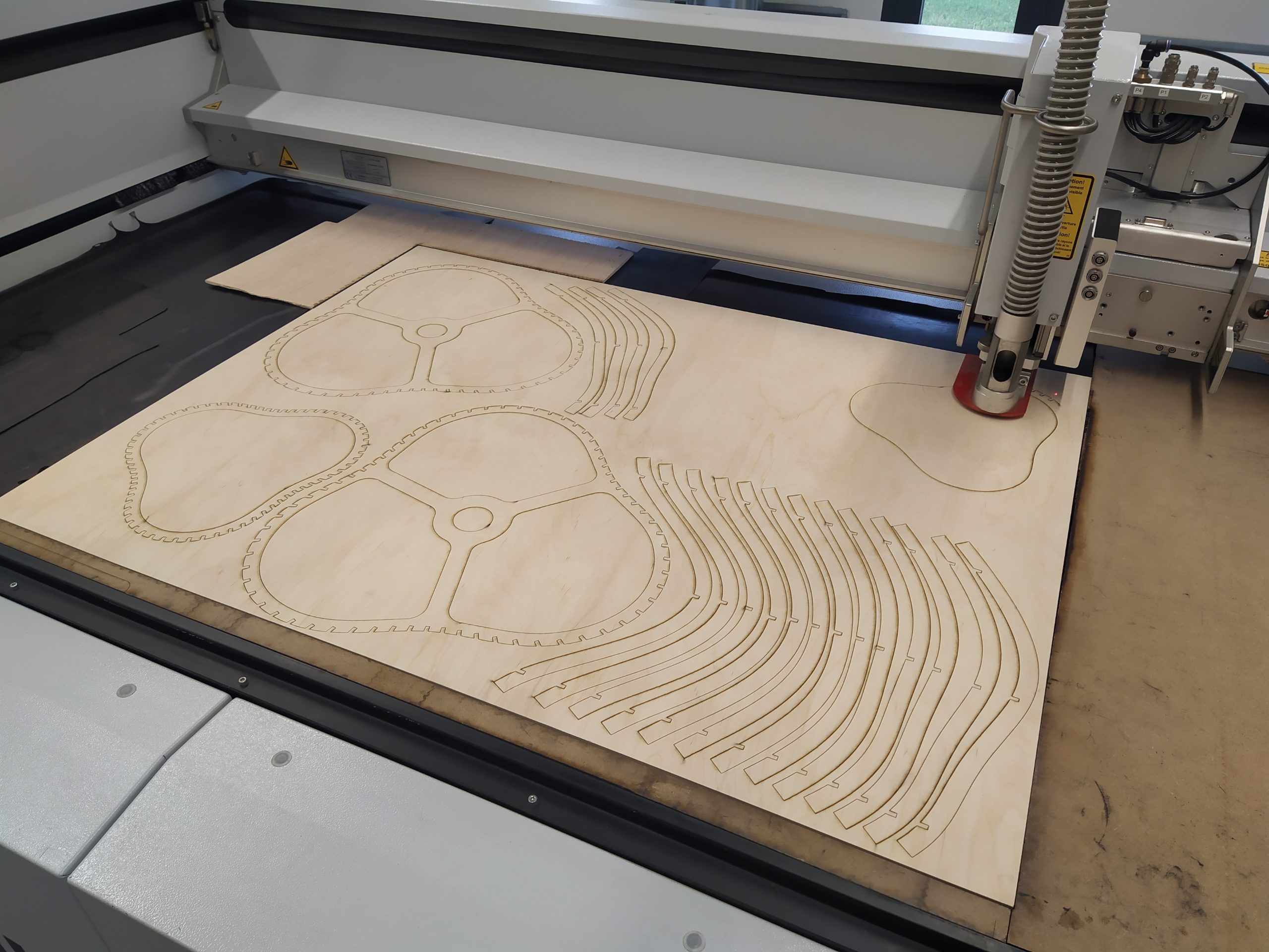 Découpe laser sur panneau de bois