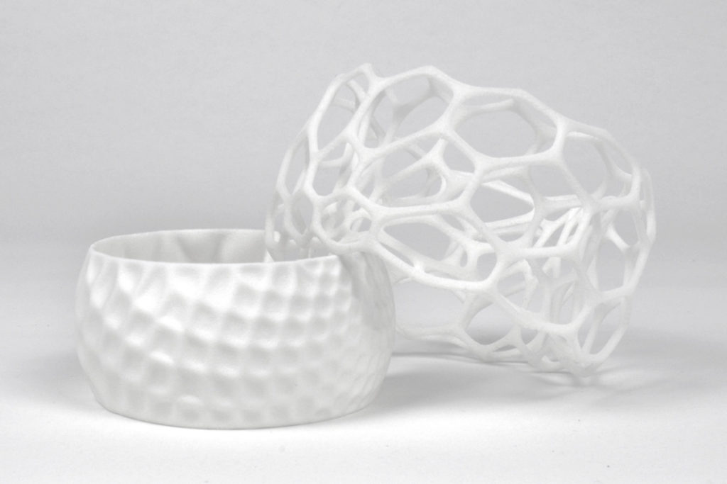 Datamorphoz - Computational design. Bracelets bio-inspirés imprimés en 3D avec la technique SLS par frittage de poudre. Représentation de la compétence en conception algorithmique pour le domaine du design et de la fabrication numérique.
