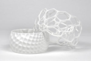 Datamorphoz - Computational design. Bracelets bio-inspirés imprimés en 3D avec la technique SLS par frittage de poudre. Représentation de la compétence en conception algorithmique pour le domaine du design et de la fabrication numérique.